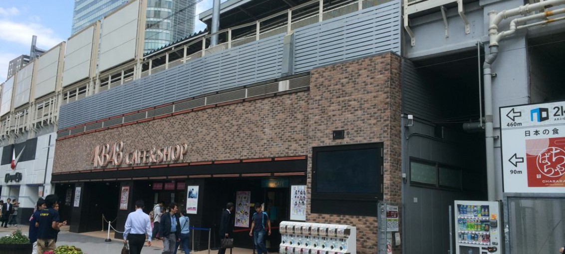 AKBショップの右側のすき間が入り口です。