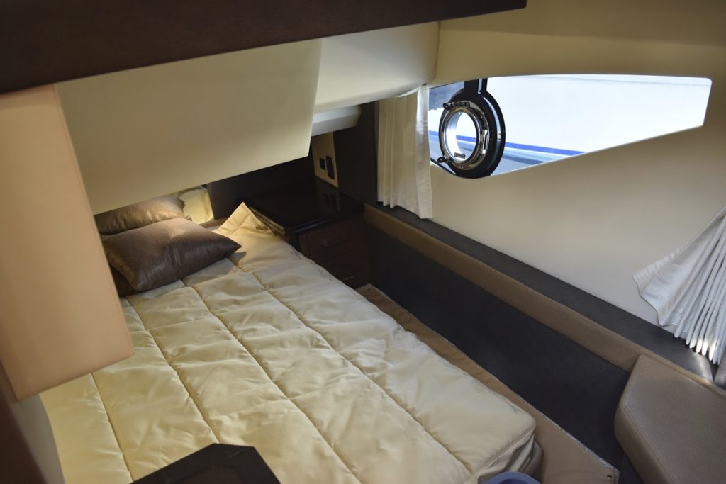 マークィーズ 500スポーツヨットのゲスト用ベッドルーム