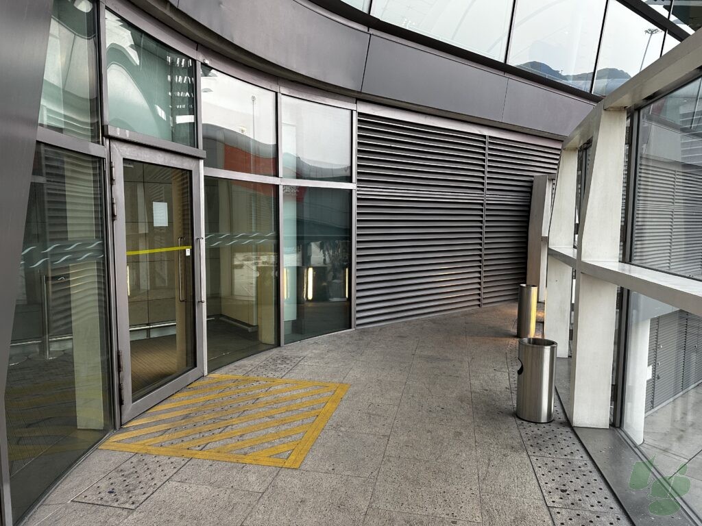 ミッドフィールドコンコース到着階 (L5)、到着ゲート 209・212 付近喫煙所