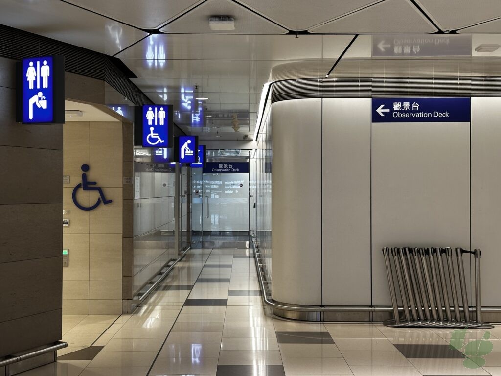 ミッドフィールドコンコース到着階 (L5)、到着ゲート 209・212 付近喫煙所