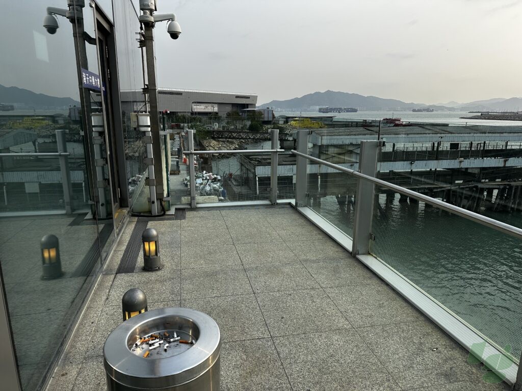 香港国際空港スカイピア(フェリー・バス乗り場)喫煙所(制限区域内)