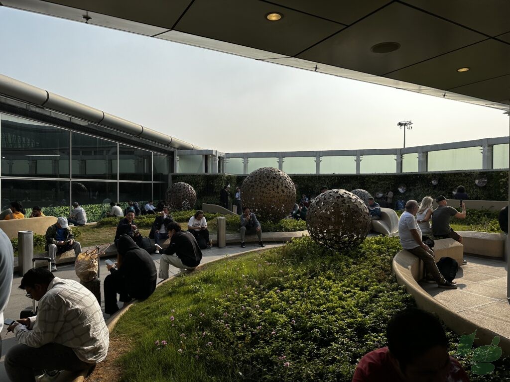 ターミナル1:7階(出発フロア)スカイガーデン喫煙所(空中花園)