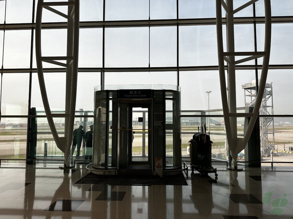 ミッドフィールドコンコース出発階 (L6)、ゲート 202・218 付近喫煙所