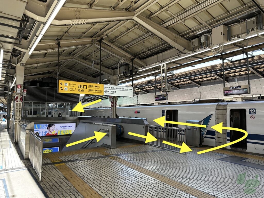 14・15番線ホーム(東海道・山陽新幹線)の喫煙所に通じるエスカレーター・階段 14・15番線ホーム(東海道・山陽新幹線)の喫煙所に通じるエスカレーター・階段