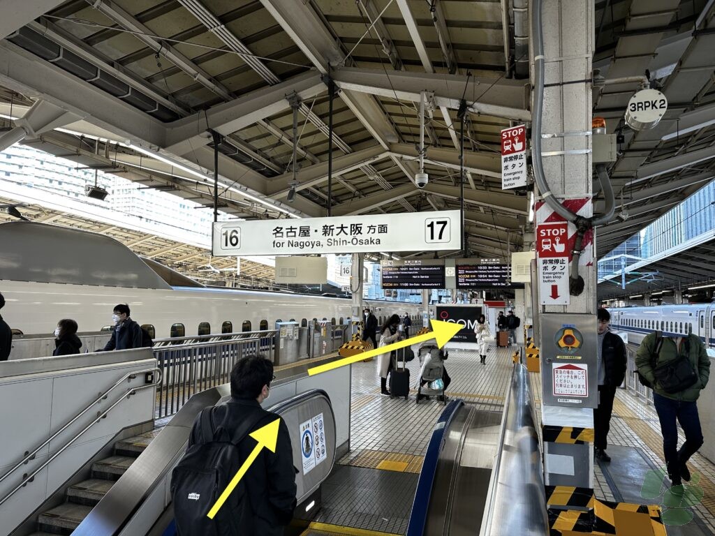 東京駅東海道新幹線 16・17番ホームの11-16号車寄り階段・上りエスカレーターを上がったところ 東京駅東海道新幹線 16・17番ホームの11-16号車寄り階段・上りエスカレーターを上がったところ