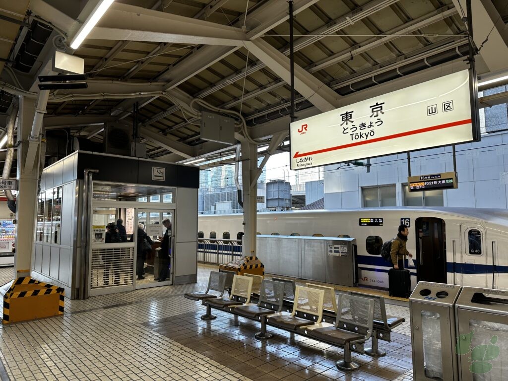 東京駅 16・17番線ホーム(東海道・山陽新幹線)の喫煙所の写真 東京駅 16・17番線ホーム(東海道・山陽新幹線)の喫煙所の写真