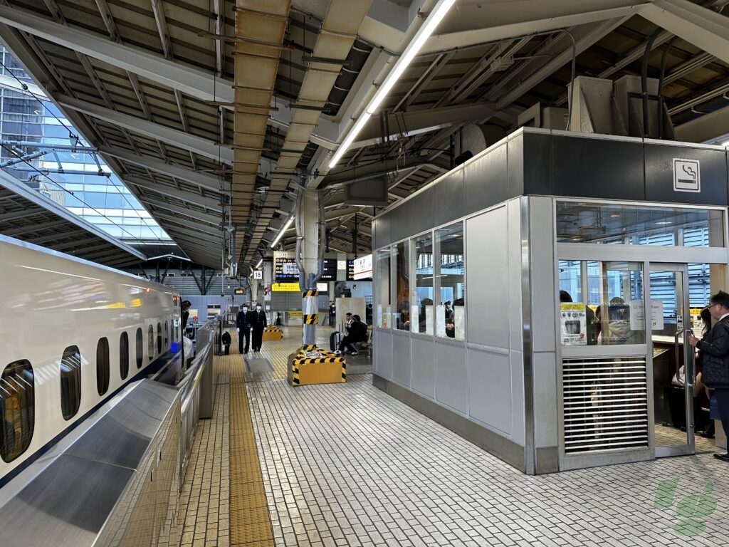 東京駅18・19番線ホーム(東海道・山陽新幹線)16号車付近喫煙所 東京駅18・19番線ホーム(東海道・山陽新幹線)16号車付近喫煙所