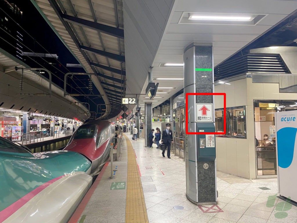東京駅新幹線22.23番線ホームの喫煙所を示すサイン