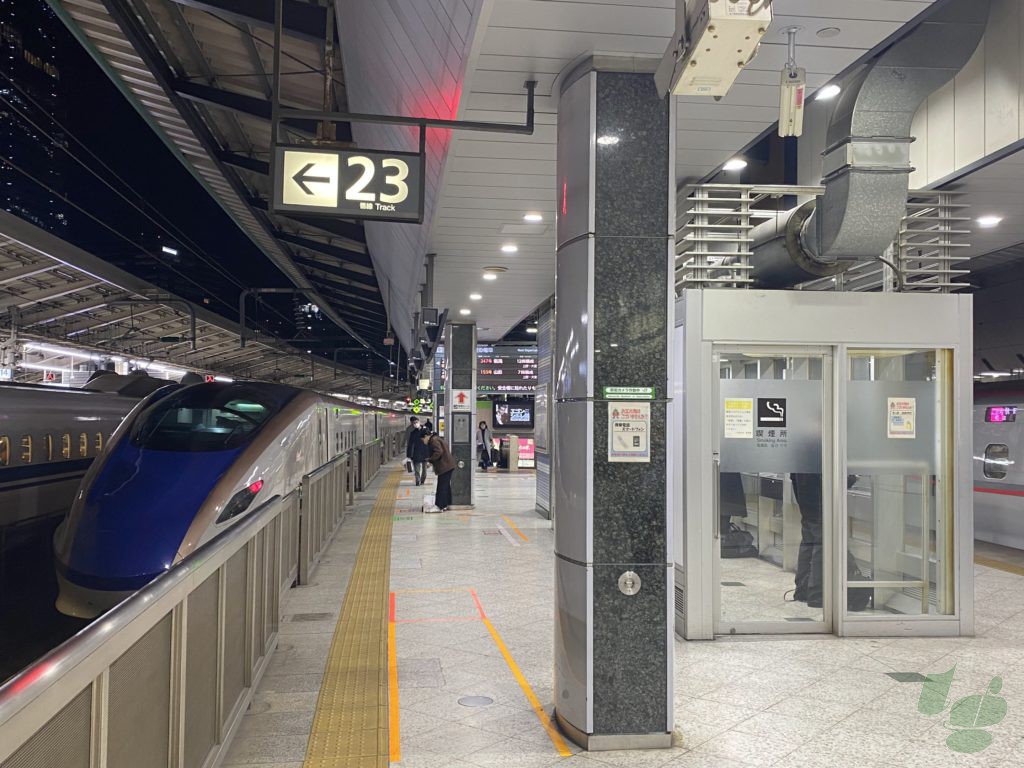 東京駅新幹線22.23番線ホーム12号車付近喫煙所