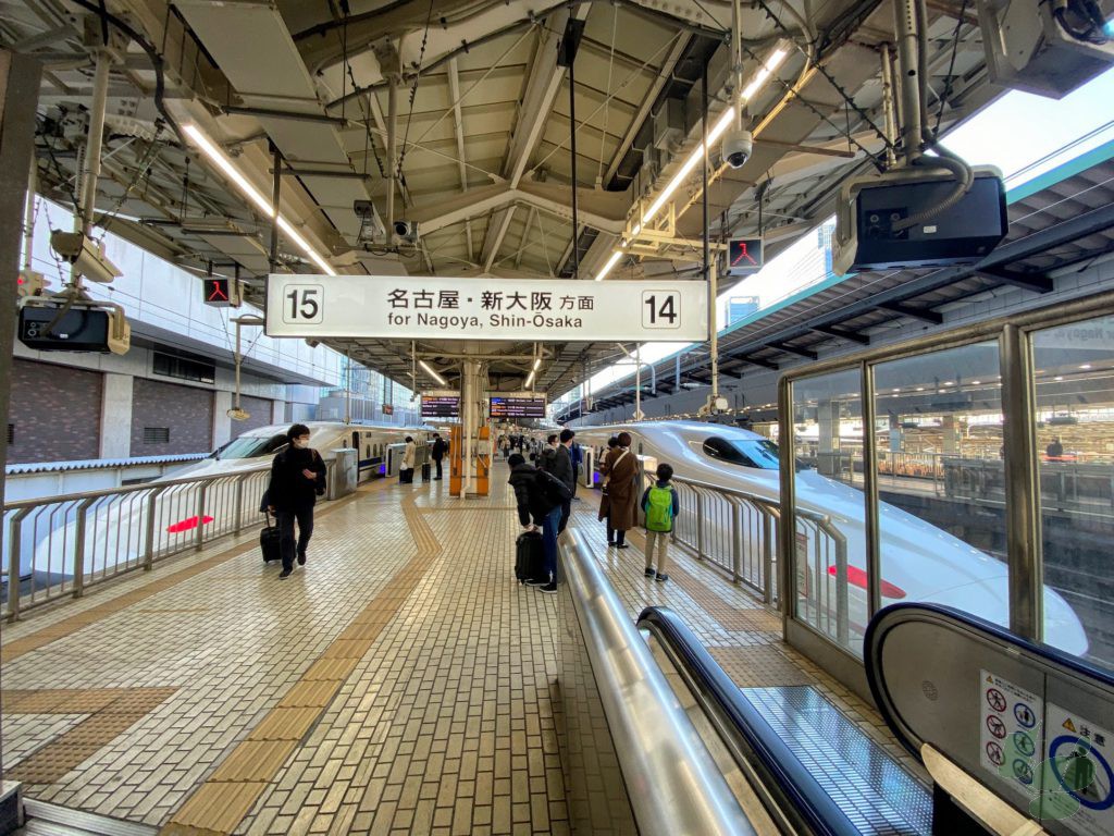 東京駅14・15番線ホーム喫煙所
