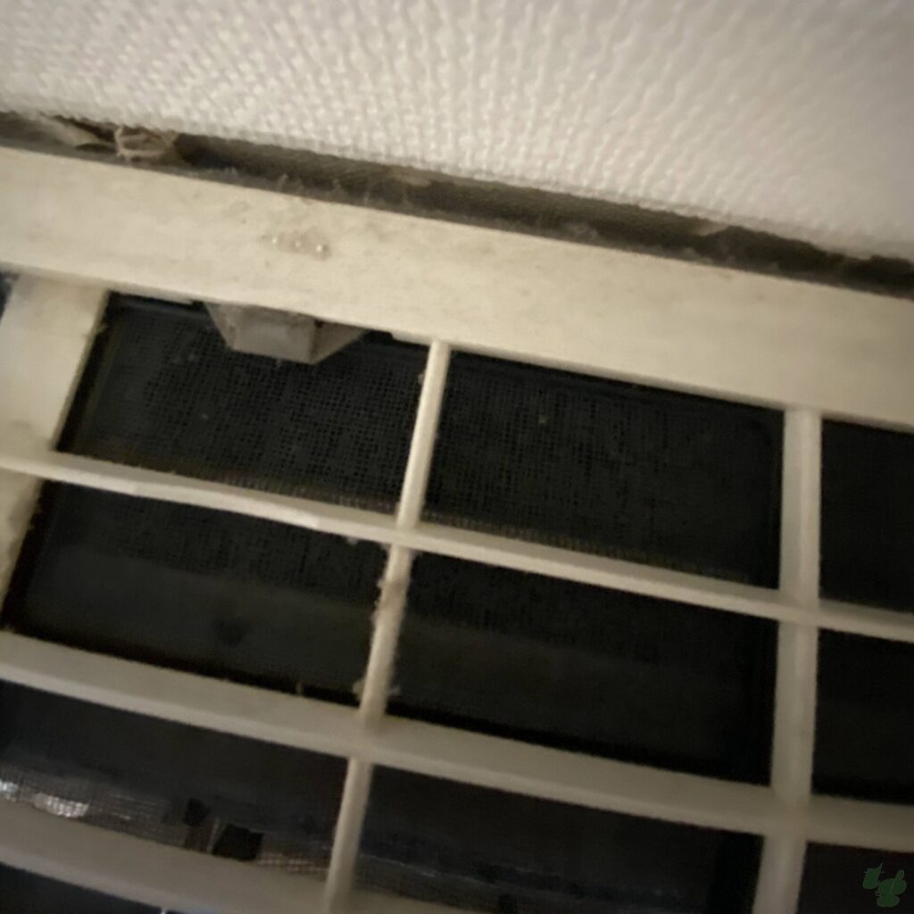 室内機天面の灰色のツメ
