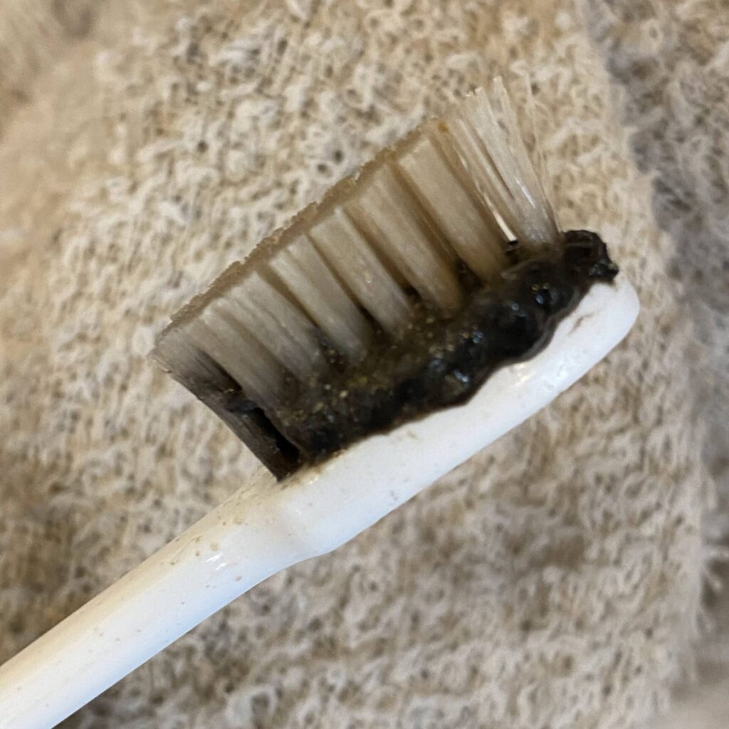 歯ブラシに貯まったアルミフィンの汚れ