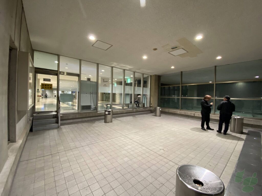 東京ビッグサイト 東3ホール 2F 喫煙所（半屋外）