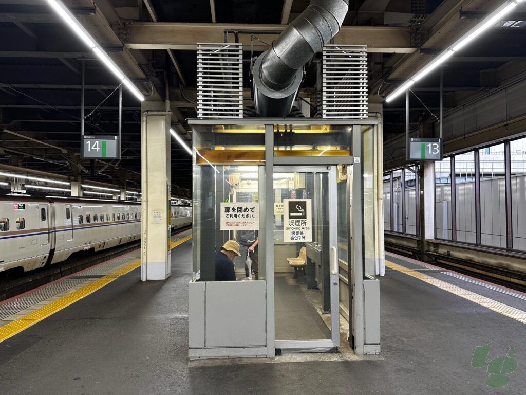 大宮駅 新幹線ホーム喫煙所(上り13.14番線) 大宮駅 新幹線ホーム喫煙所(上り13.14番線)