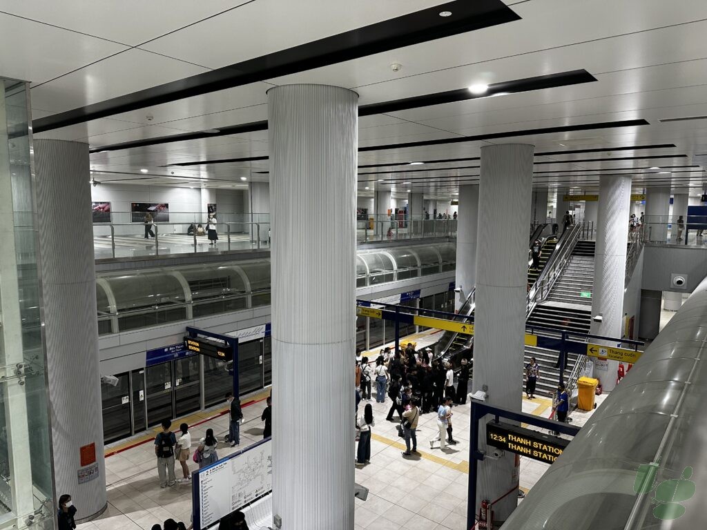 ベンタイン駅のコンコースからホームを望む