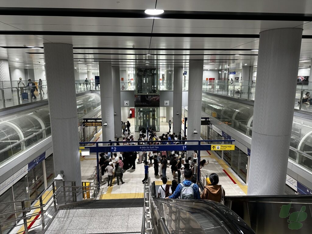 ベンタイン駅のコンコースからホームへと降りる階段