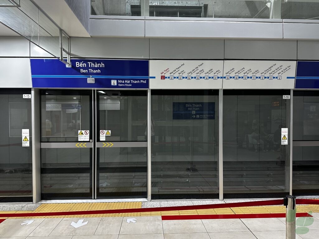 ベンタイン駅のホームドアと駅名標