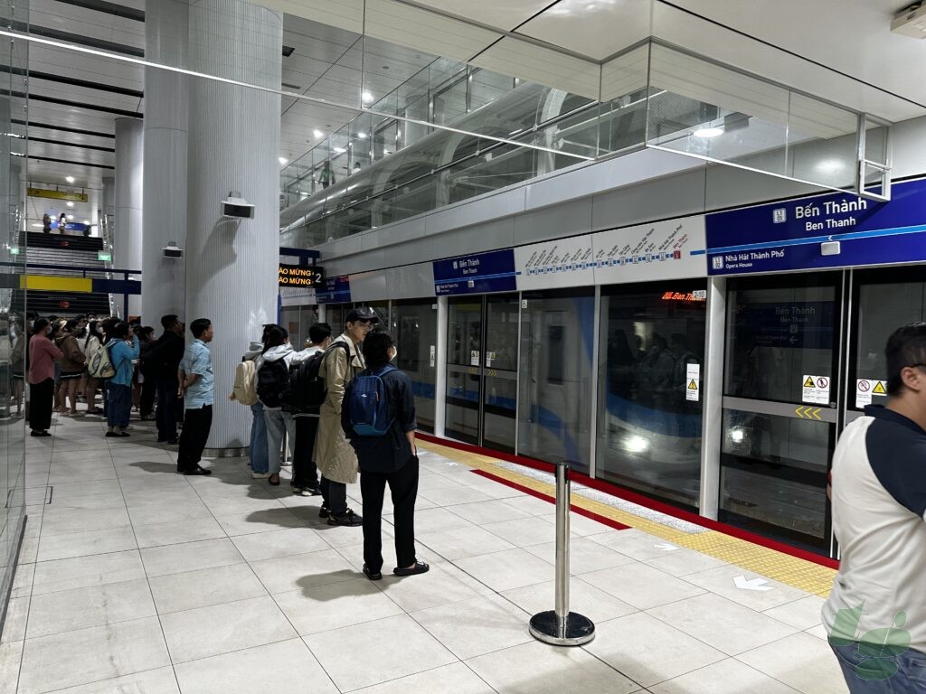 ベンタイン駅に進入する地下鉄