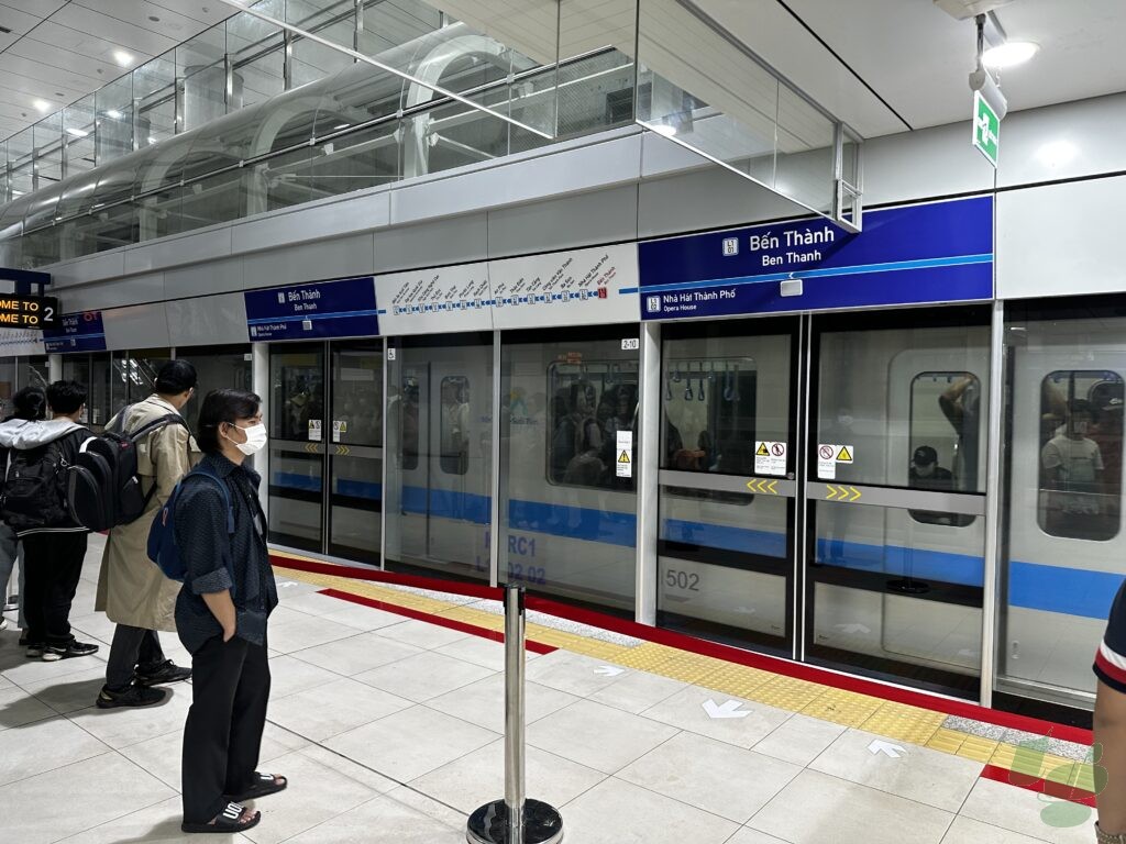 ベンタイン駅に進入する地下鉄