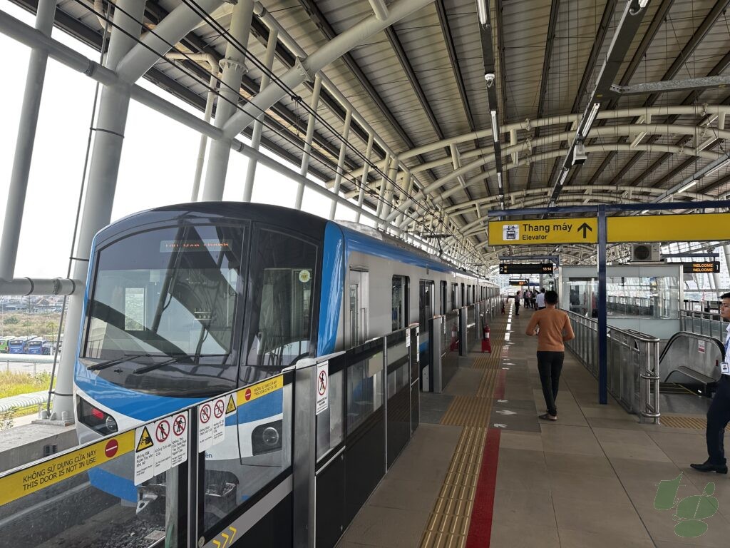 スオイティエン駅に到着したホーチミンメトロ1号線の車両