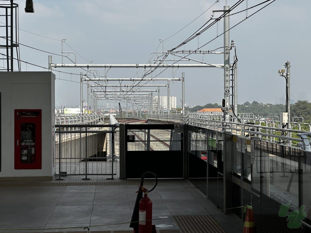 線路は車両基地へと伸びている