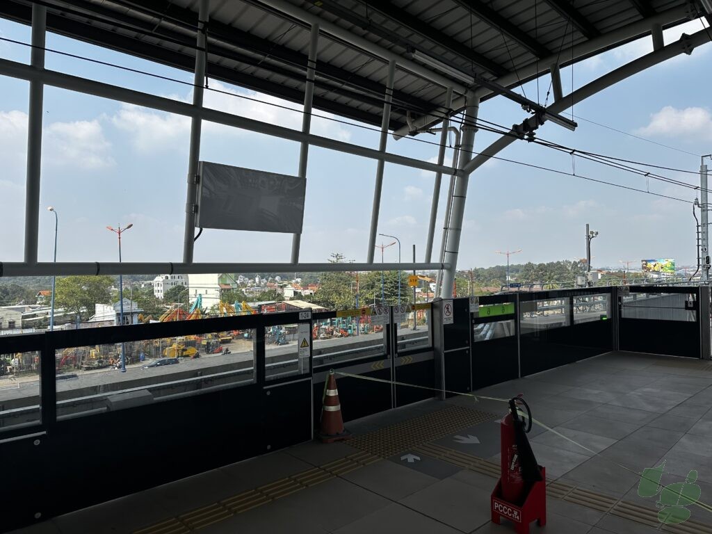 スオイティエン駅のホームドアは6両分が用意されている