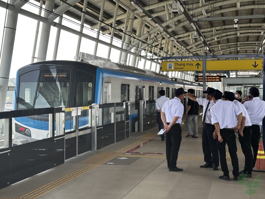 スオイティエン駅と職員