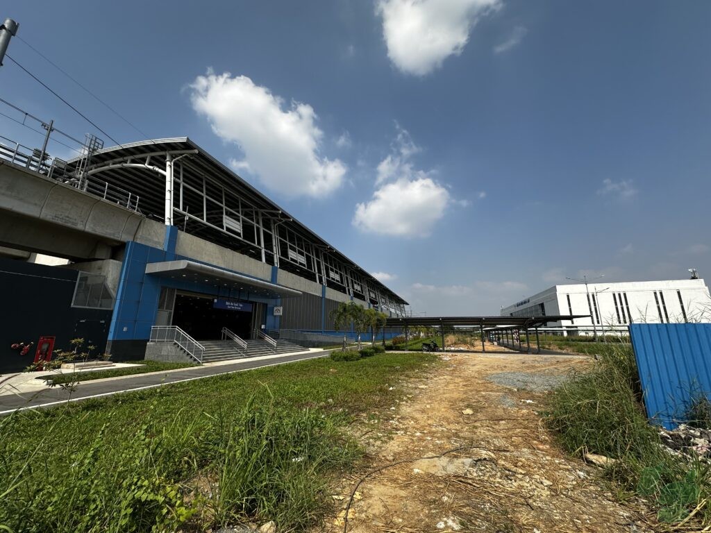 スオイティエン駅の駅前広場