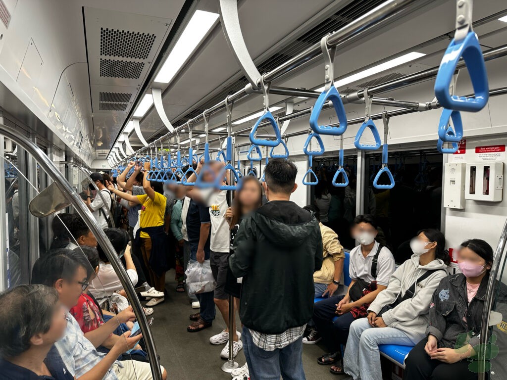 ホーチミンメトロ1号線 車内の風景