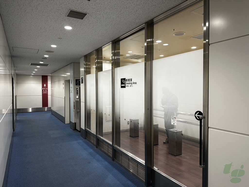 羽田空港第3ターミナル出国後エリアの147番ゲート付近付近喫煙所 羽田空港第3ターミナル出国後エリアの147番ゲート付近付近喫煙所