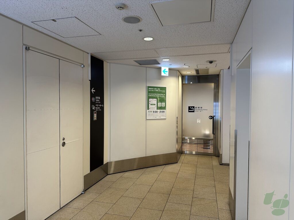 羽田空港第3ターミナル4F 江戸小路 喫煙所入口（北側）