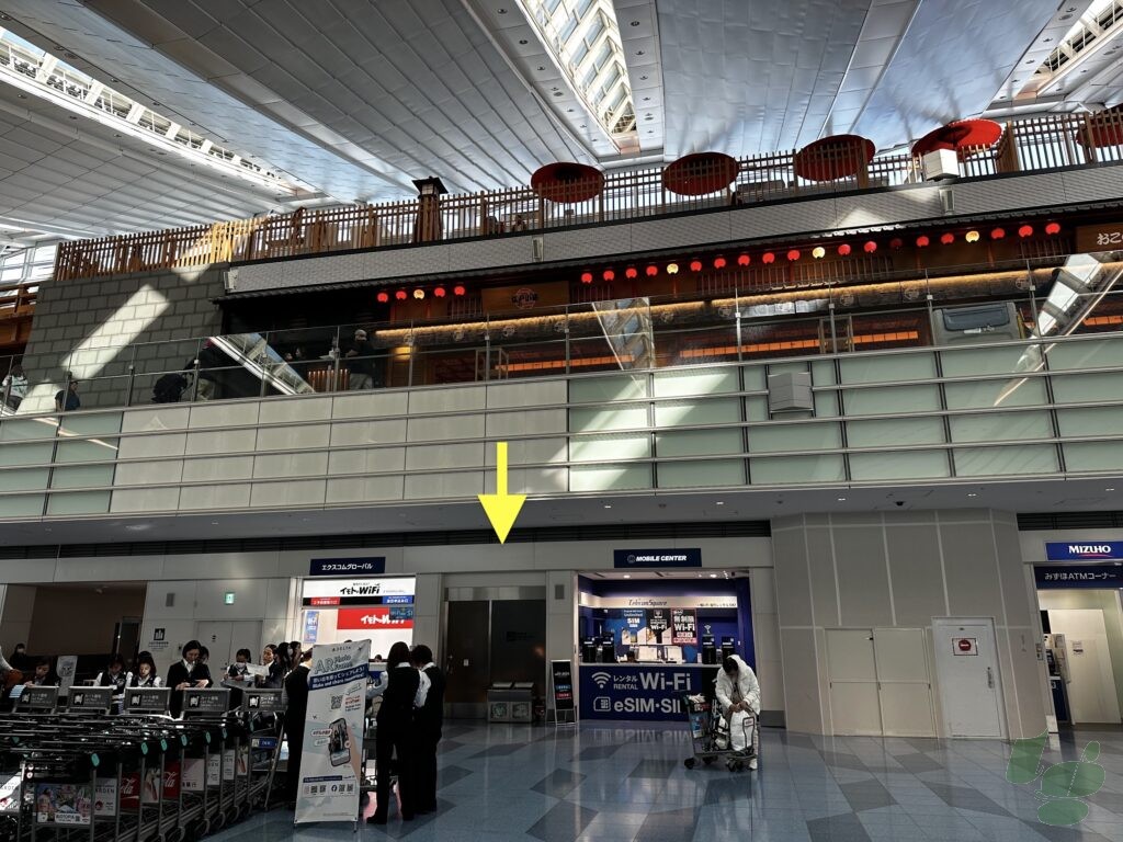 「イモトのWiFi」など、レンタルWiFiショップが並ぶ間に喫煙所があります。 「イモトのWiFi」など、レンタルWiFiショップが並ぶ間に喫煙所があります。