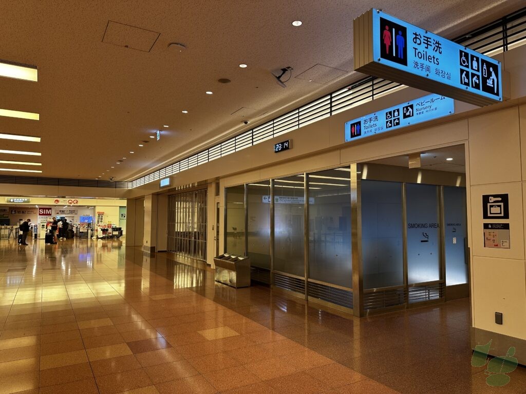 羽田空港第3ターミナル2F到着ロビー喫煙所(出て右側) 羽田空港第3ターミナル2F到着ロビー喫煙所(出て右側)