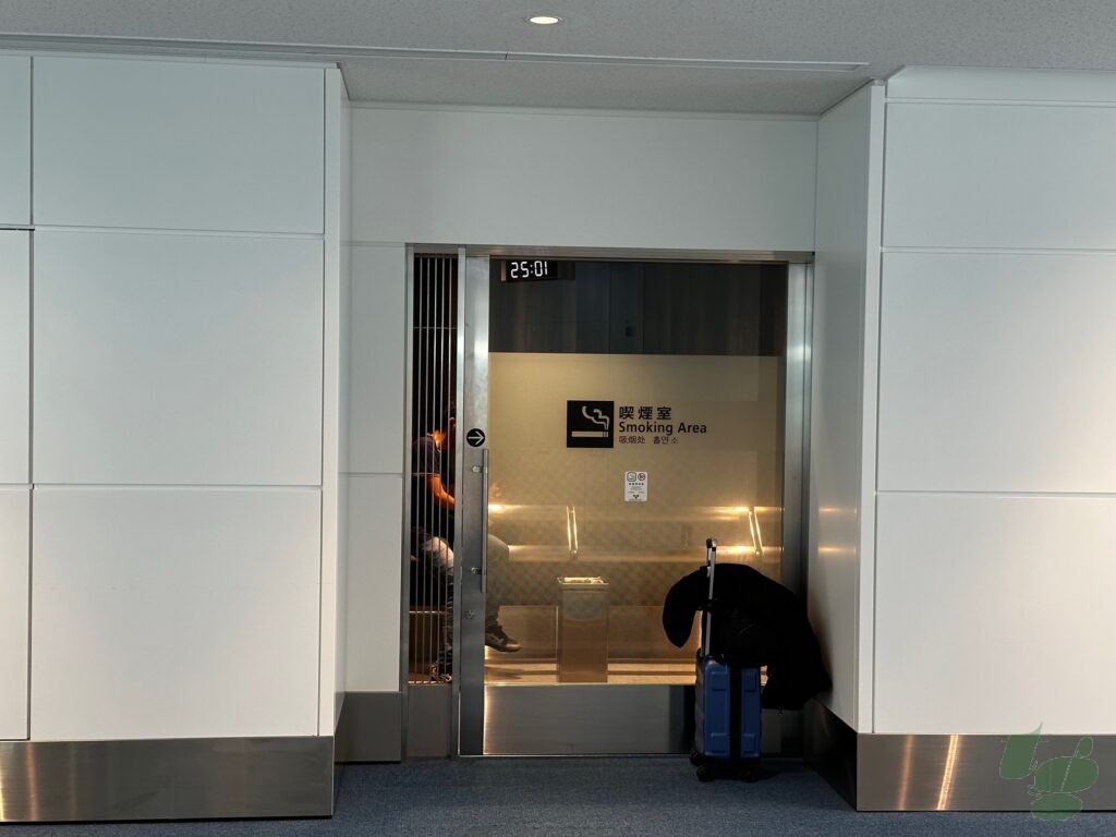 羽田空港第3ターミナル出国後エリアの140/141番ゲート付近付近喫煙所 羽田空港第3ターミナル出国後エリアの140/141番ゲート付近付近喫煙所