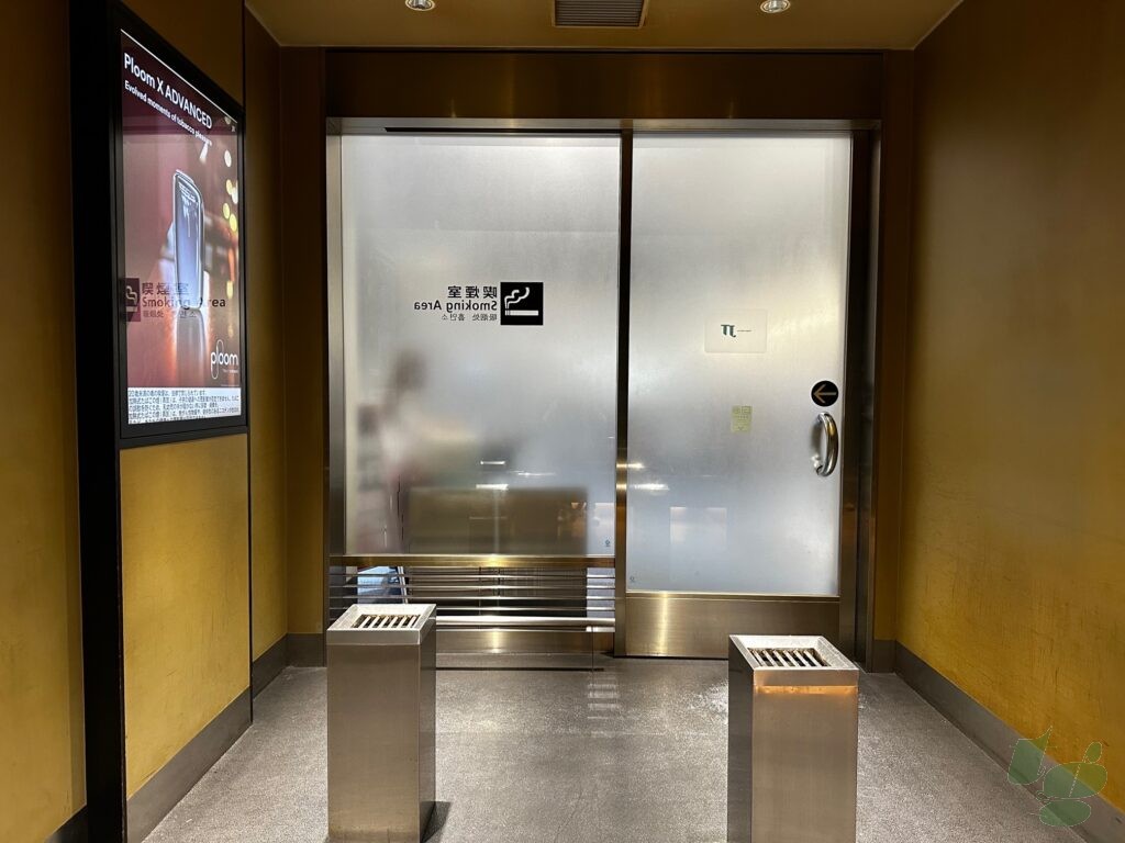 羽田空港第3ターミナル3F出発ロビー喫煙所の内部 羽田空港第3ターミナル3F出発ロビー喫煙所の内部
