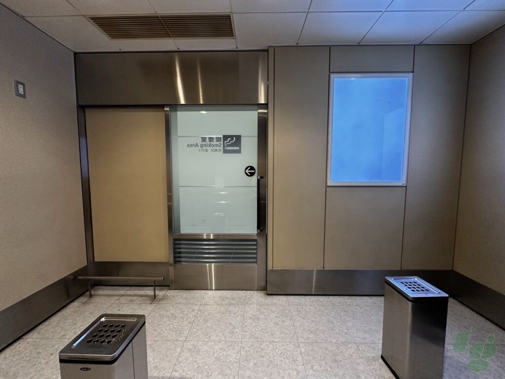 羽田空港第3ターミナル5F喫煙所の内部 羽田空港第3ターミナル5F喫煙所の内部