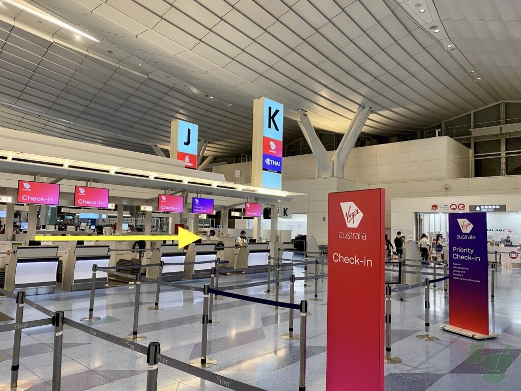 羽田空港第3ターミナル Jカウンターの奥に喫煙所があります。 羽田空港第3ターミナル Jカウンターの奥に喫煙所があります。