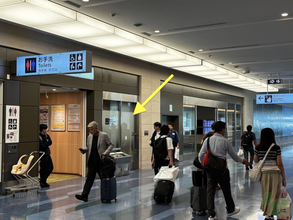 羽田空港第3ターミナル出国後エリアのトランジットホテル・ラウンジ入口付近喫煙所 羽田空港第3ターミナル出国後エリアのトランジットホテル・ラウンジ入口付近喫煙所