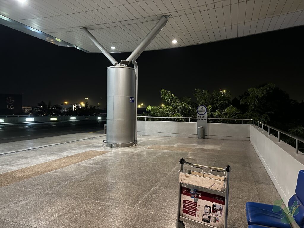 2F(出発ロビー階) 屋外喫煙所