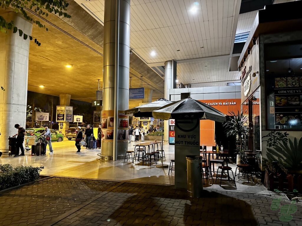 1F(到着ロビー階) 屋外喫煙所