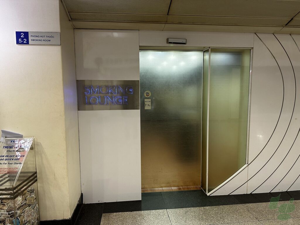 喫煙所の入口
