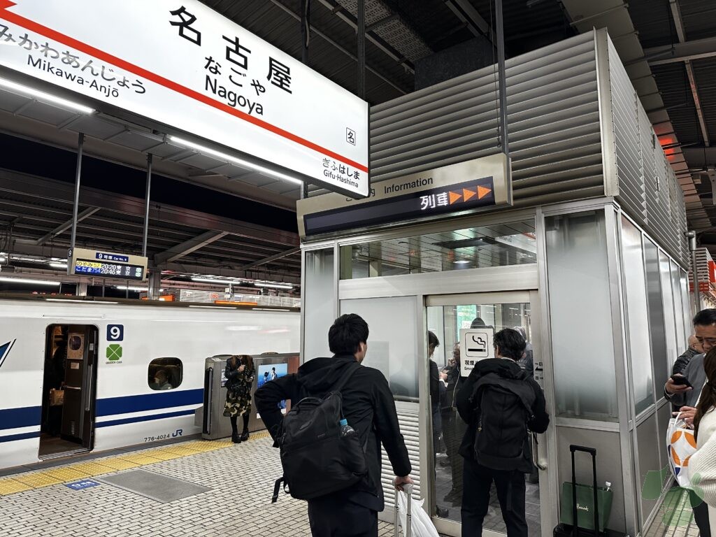 グリーン車の停車位置にあるため使いやすい。