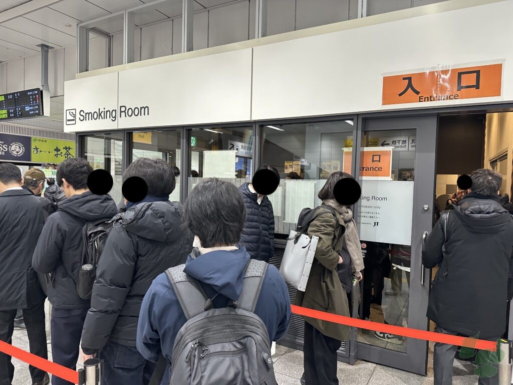 新大阪駅新幹線コンコース喫煙所の順番待ち行列 新大阪駅新幹線コンコース喫煙所の順番待ち行列