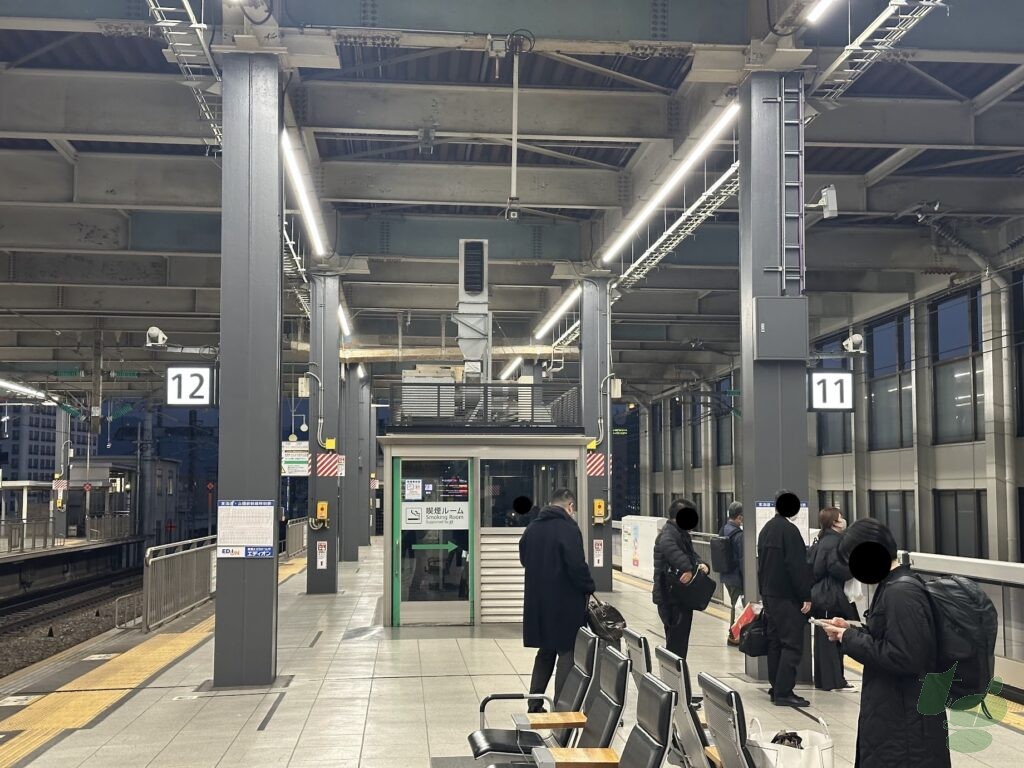 広島駅 下り 博多・鹿児島中央 方面 11・12番ホーム 15号車付近喫煙所 広島駅 下り 博多・鹿児島中央 方面 11・12番ホーム 15号車付近喫煙所